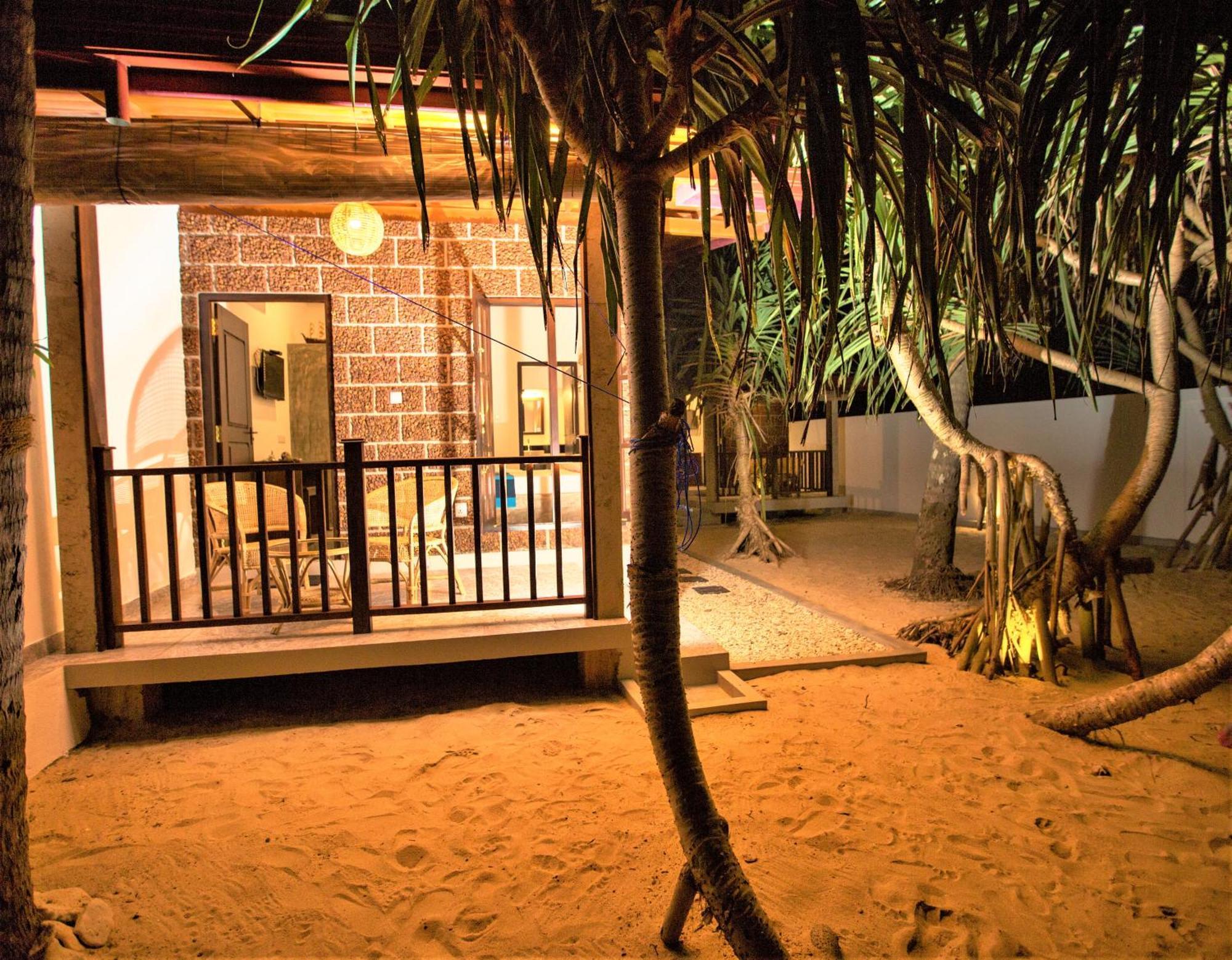 Sea Shell Villa Hikkaduwa 2 Separate Cabanas Ocean Front Villa Exterior photo
