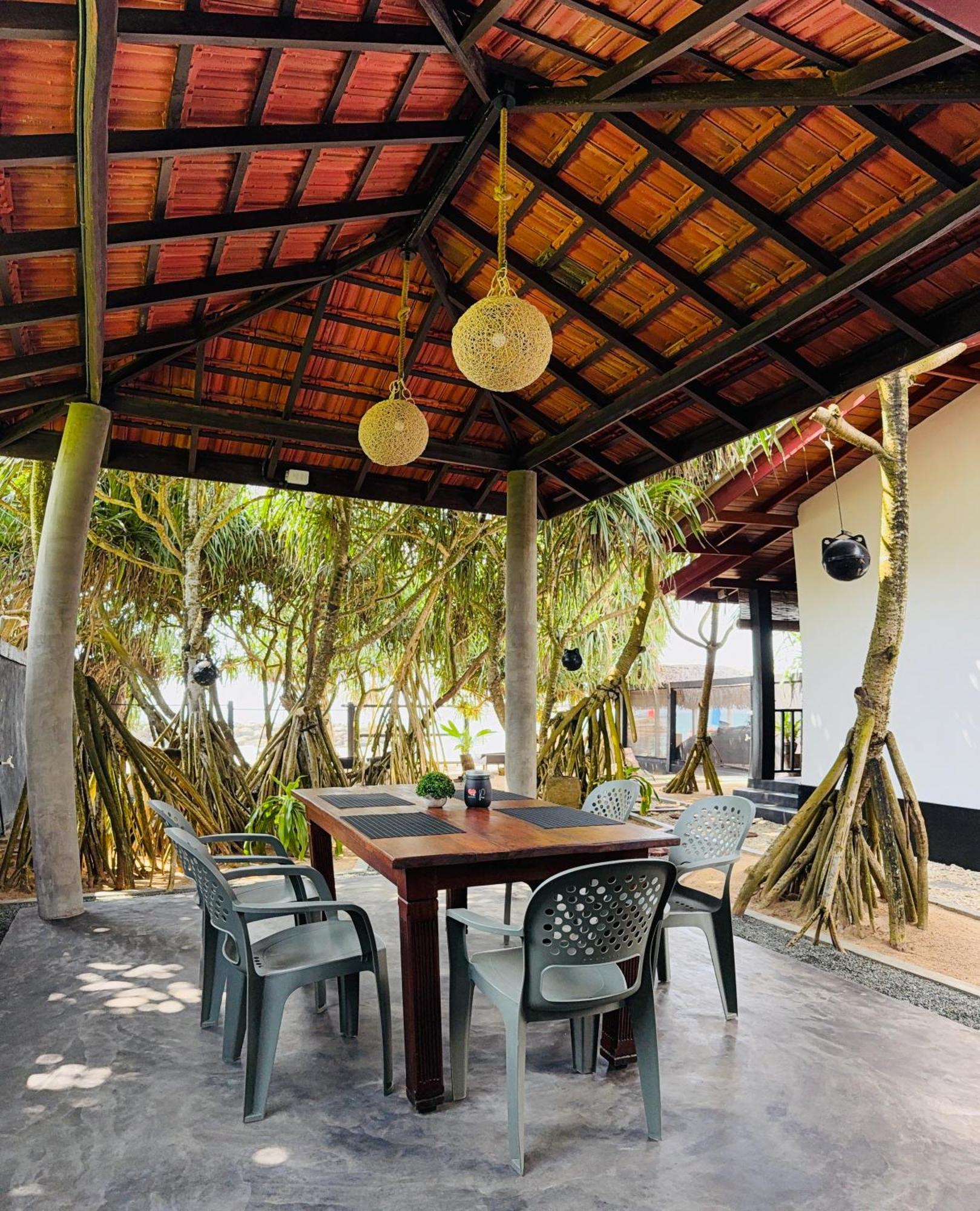 Sea Shell Villa Hikkaduwa 2 Separate Cabanas Ocean Front Villa Exterior photo